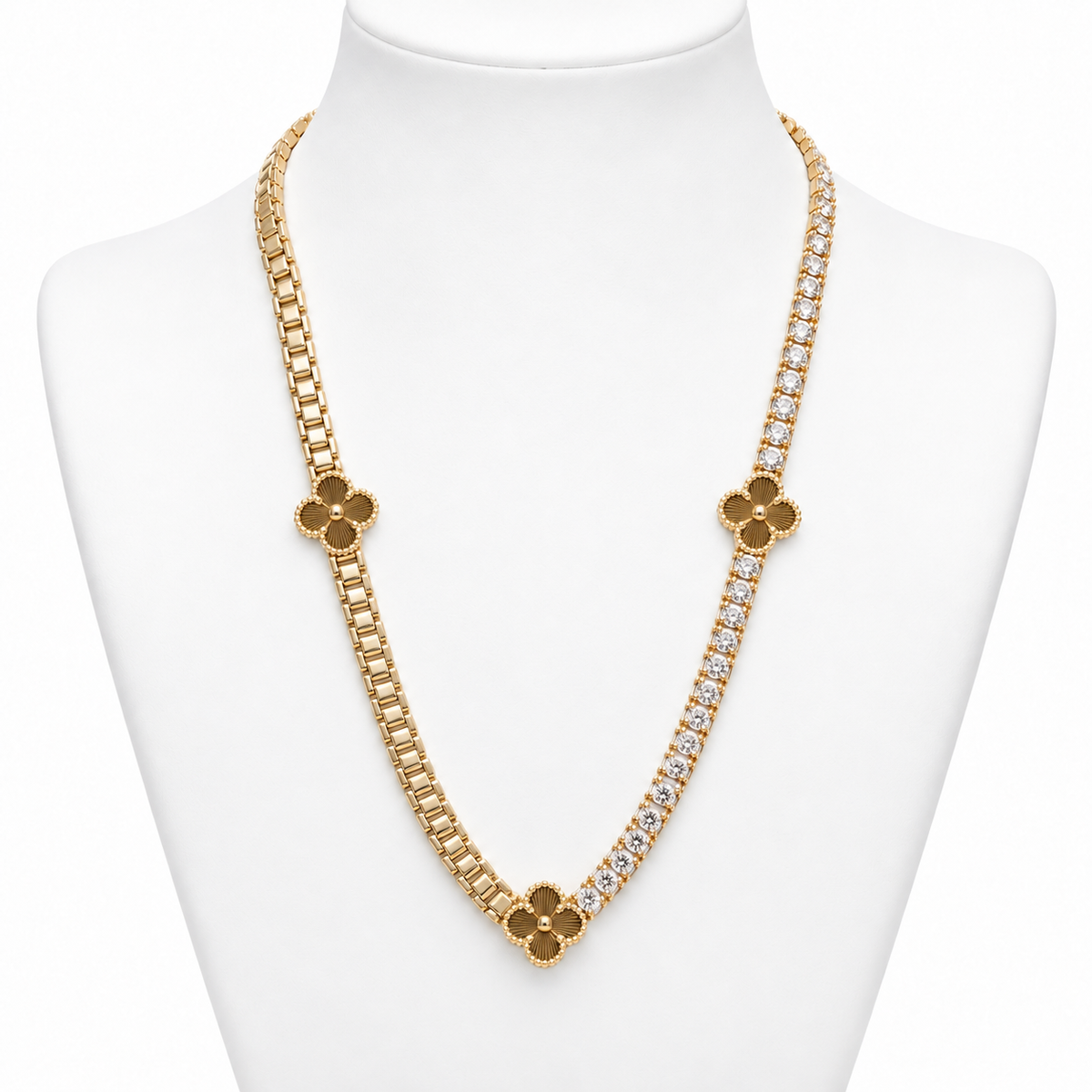 Collar Dorado con Flores Brillantes