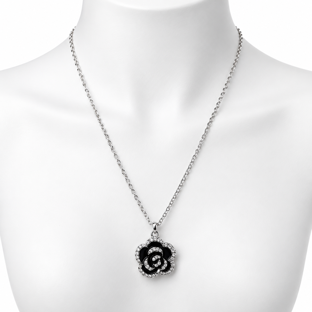 Collar Plateado con Flor Negra