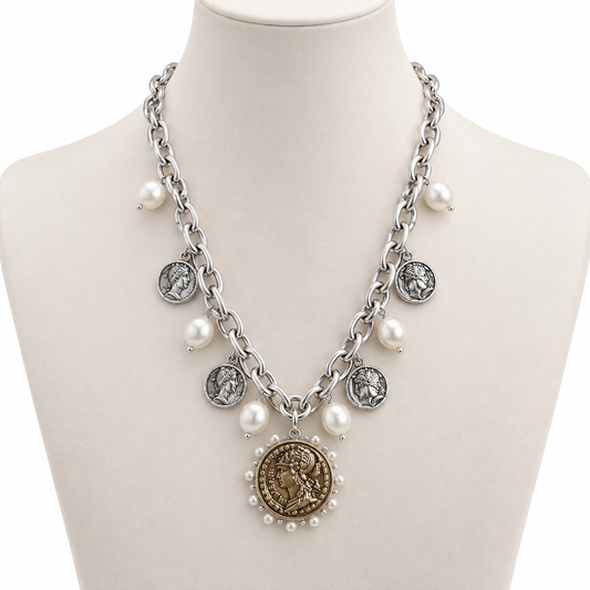 Collar Plateado con Perlas y Medallones Vintage