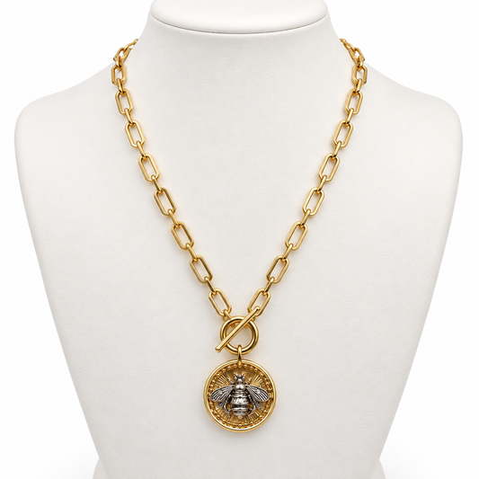 Collar Dorado con Medallón de Abeja