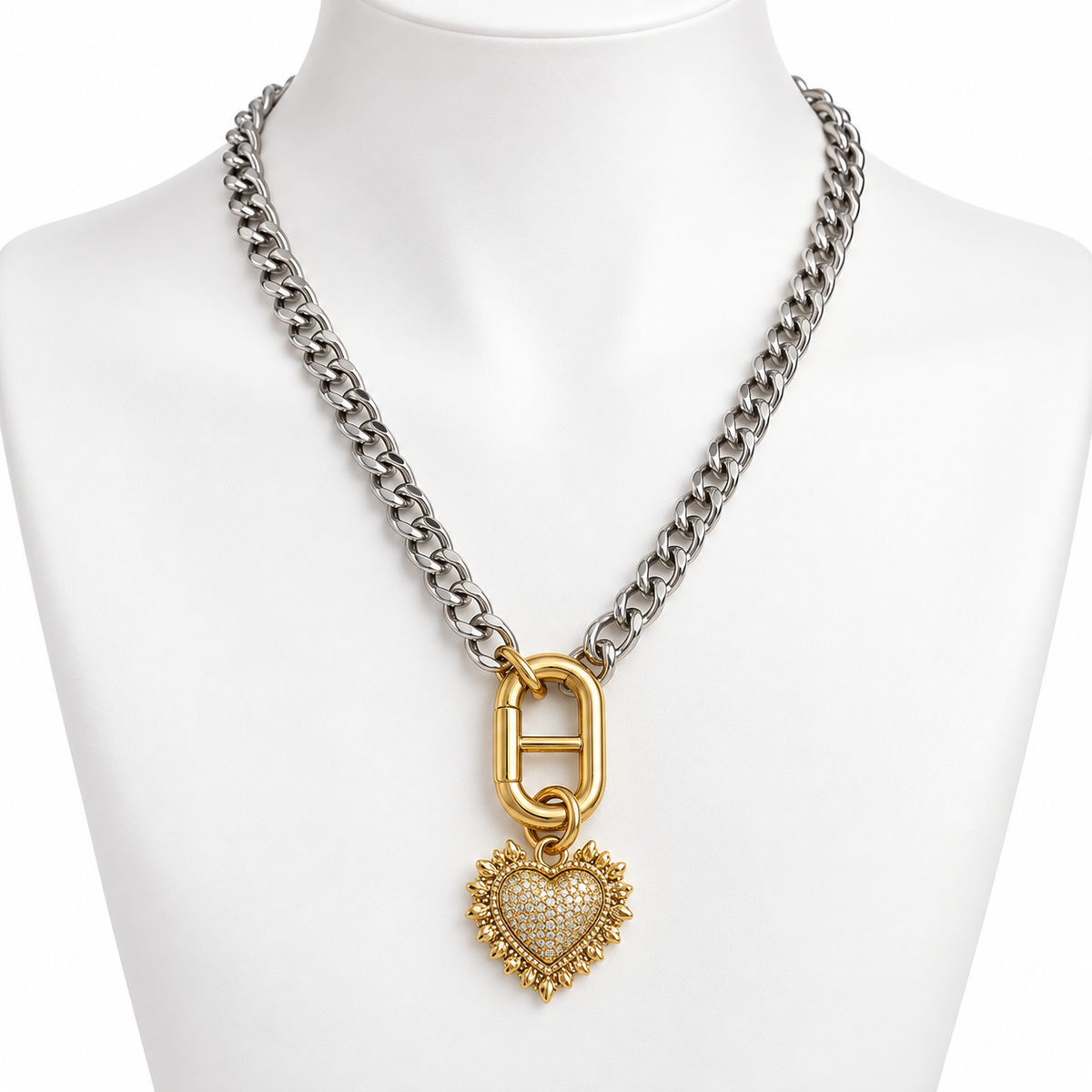 Collar Plateado con Corazón Dorado