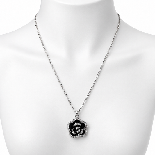 Collar Plateado con Flor Negra